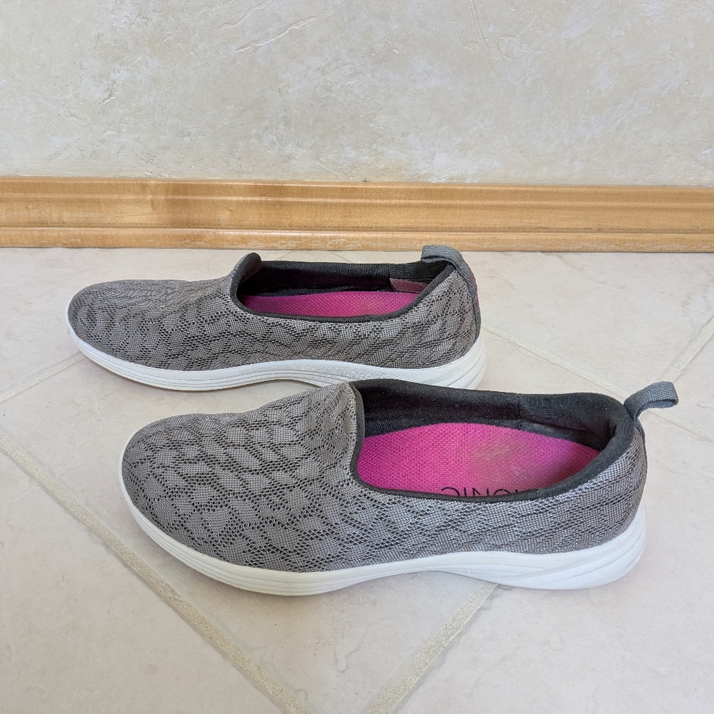 Vionic Slip Ons Sz 8.5